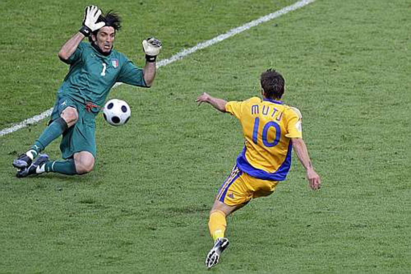 Euro 2008 (14).jpg - Romania's Adrian Mutu, right, scores the opening goal past Italy's Gianluigi Buffon during the group C match between Italy and Romania in Zurich, Switzerland, Friday, June 13, 2008, at the Euro 2008 European Soccer Championships in Austria and Switzerland.